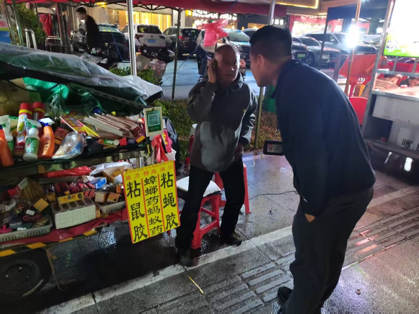 残疾老人街头摆摊28年，深圳坂田街道的暖心举措让他有了新生活
