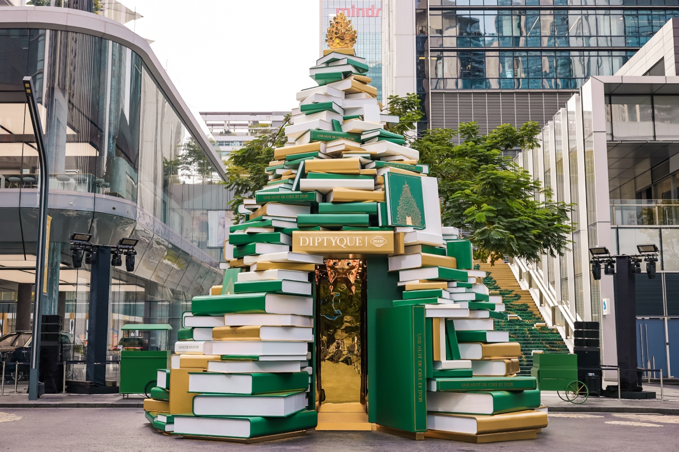 “魔法书屋”亮相深圳万象天地，MIXTURE携手DIPTYQUE开启冬日奇境