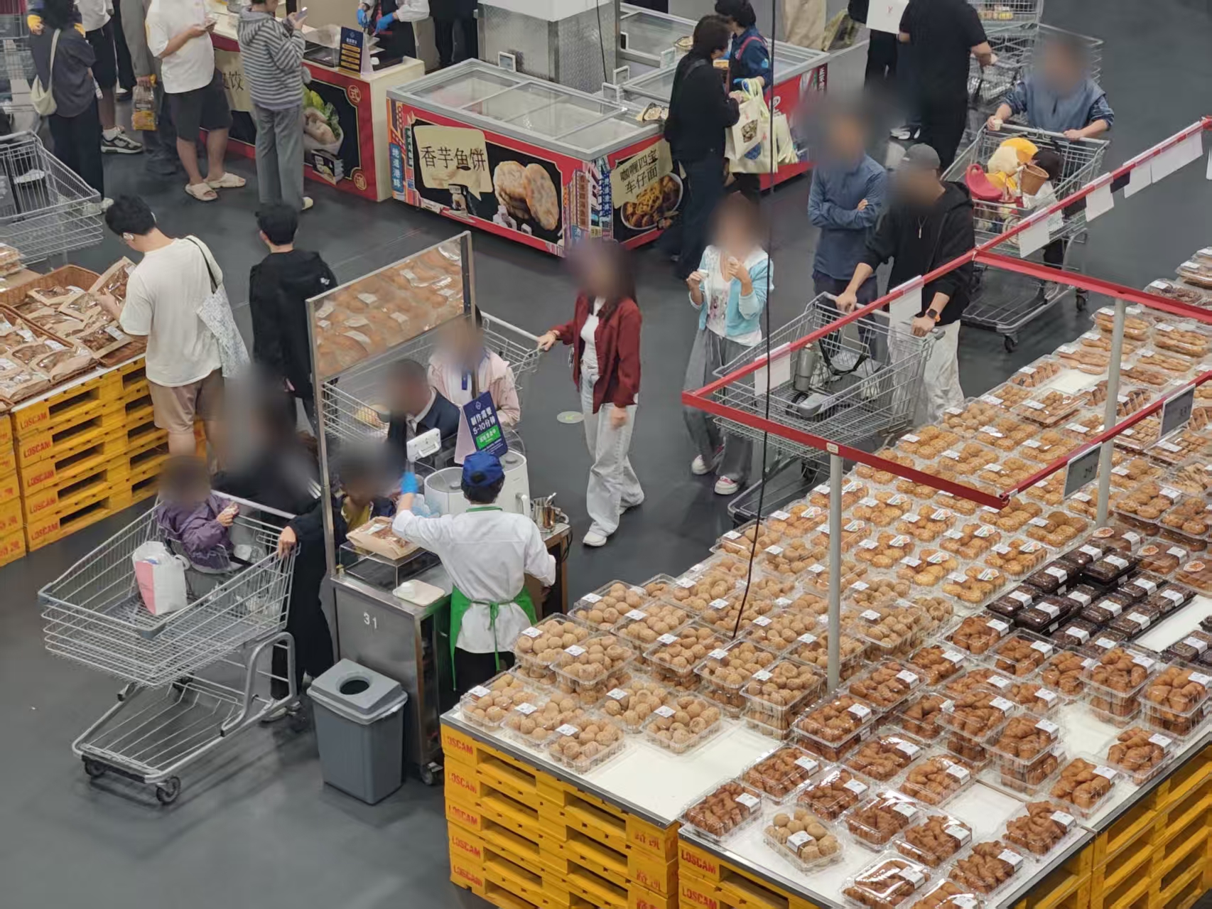 山姆麻薯中出现活老鼠？记者商场走访发现麻薯照卖，商场最新回应→