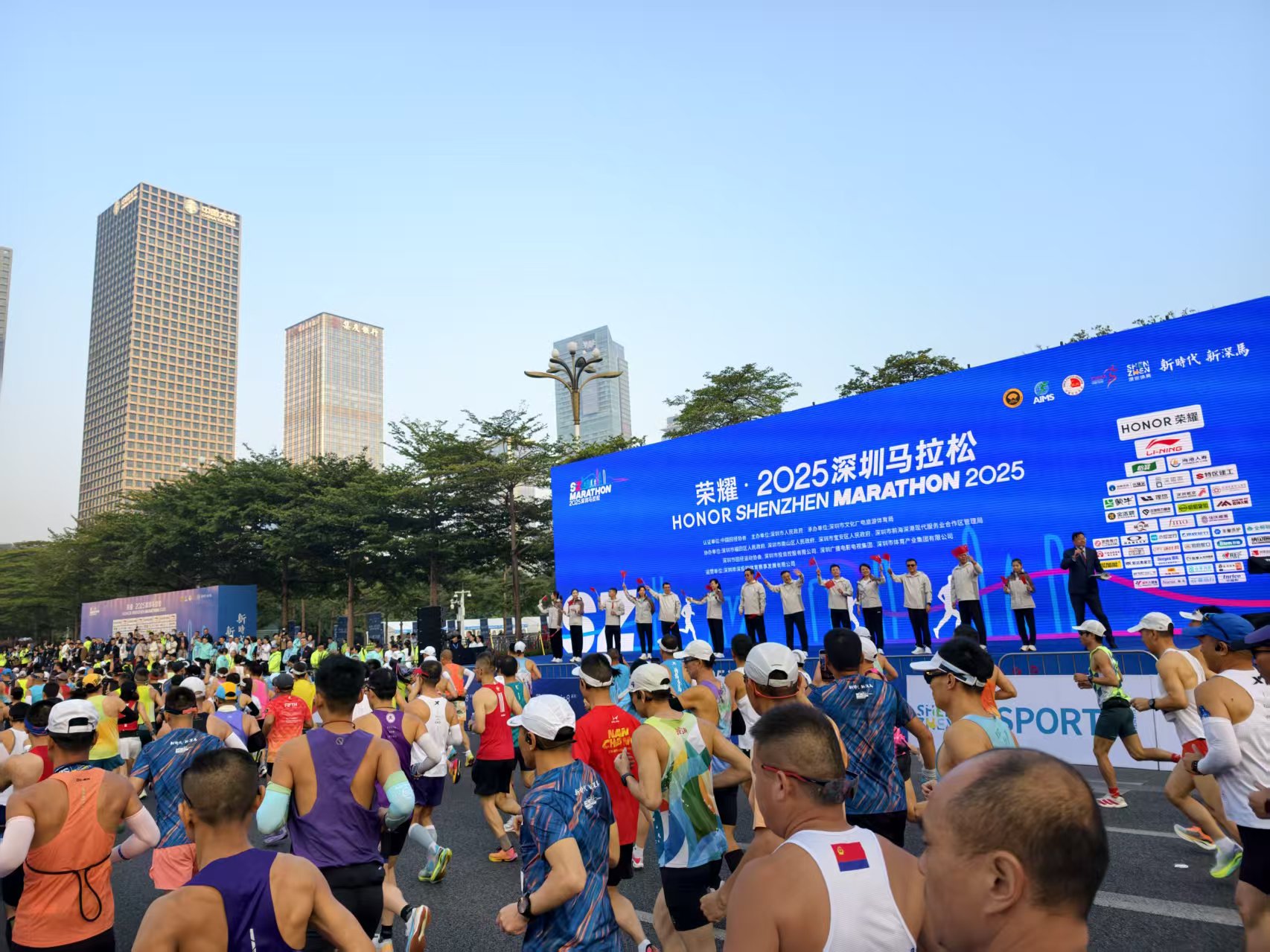 当赛道吻醒鹏城!2025深马双赛齐奔 以AI定格万众奔跑时刻