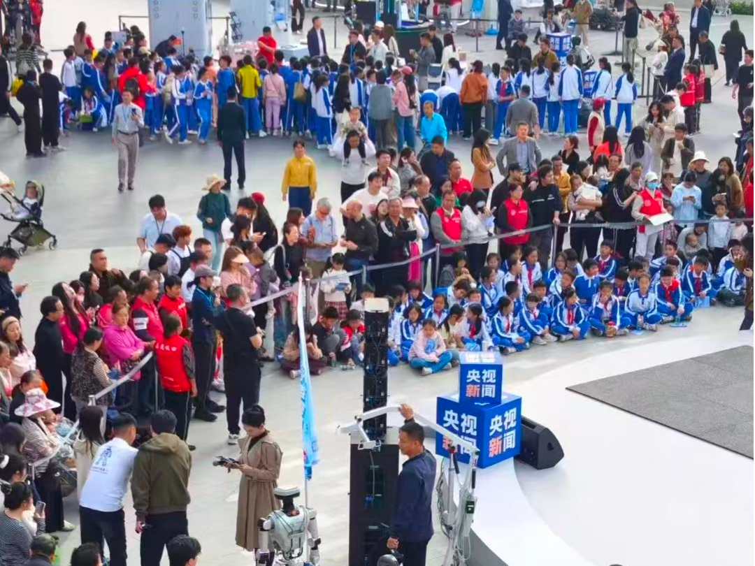 “CMG智享未来——保姆机器人大会”互动展演在龙岗启幕