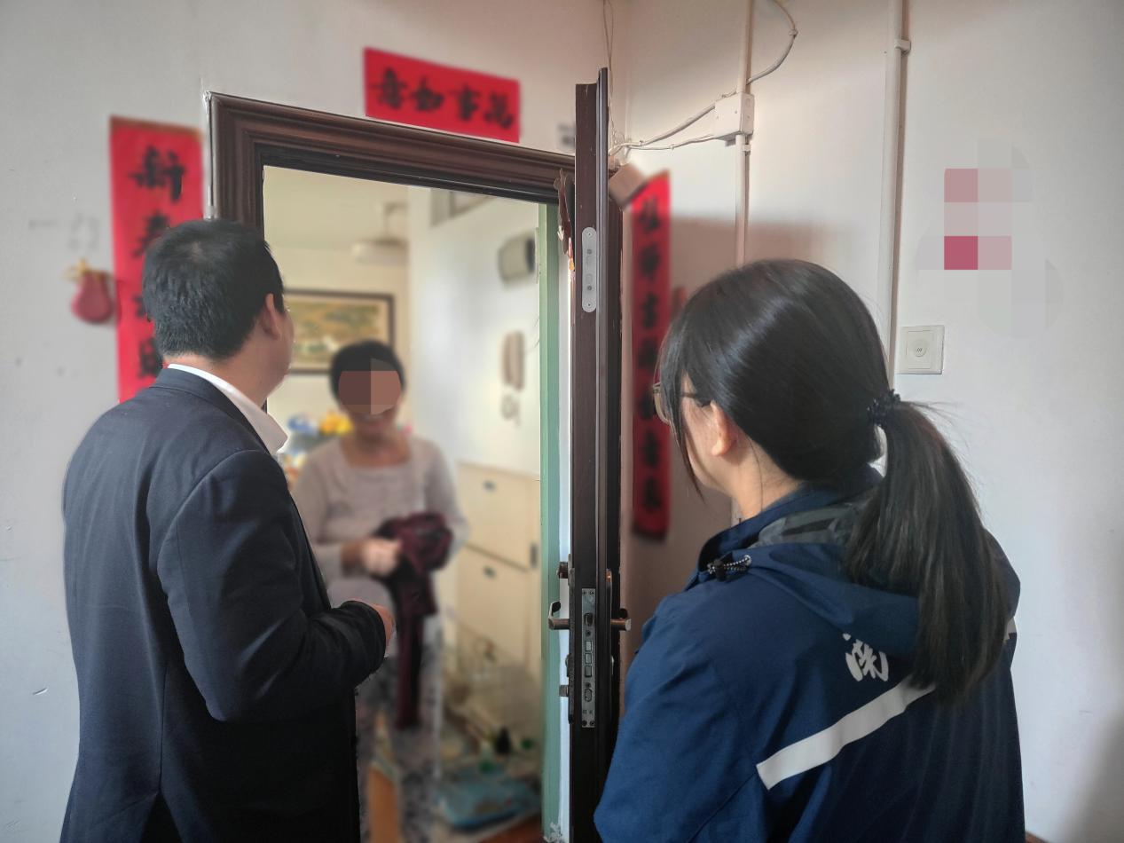 楼道焕新暖民心 沙河街道中新街社区开展楼道杂物专项清理行动