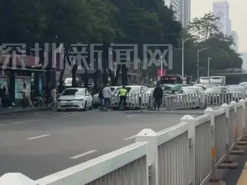 深圳街头一幕太暖了！