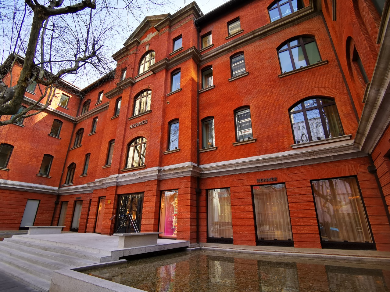 爱马仕继承人起诉LVMH集团：惊天金融谜团迎来新的一集！ 