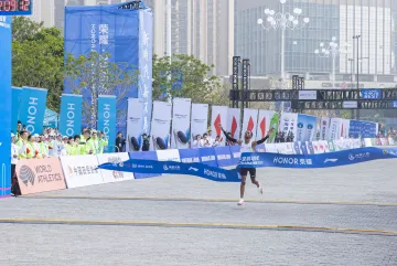 多图直击！2025深圳马拉松选手冲线瞬间→