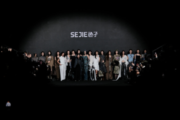 秀场直击｜深圳新中式女装品牌“SEJIE色孑”发布2026春夏系列——“盛放”