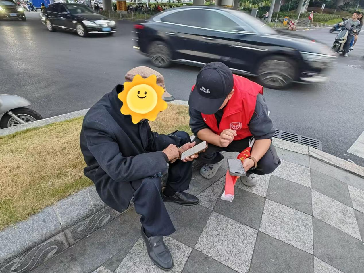 八旬老人迷路车流中，大浪街道浪口社区网格员暖心助其回家