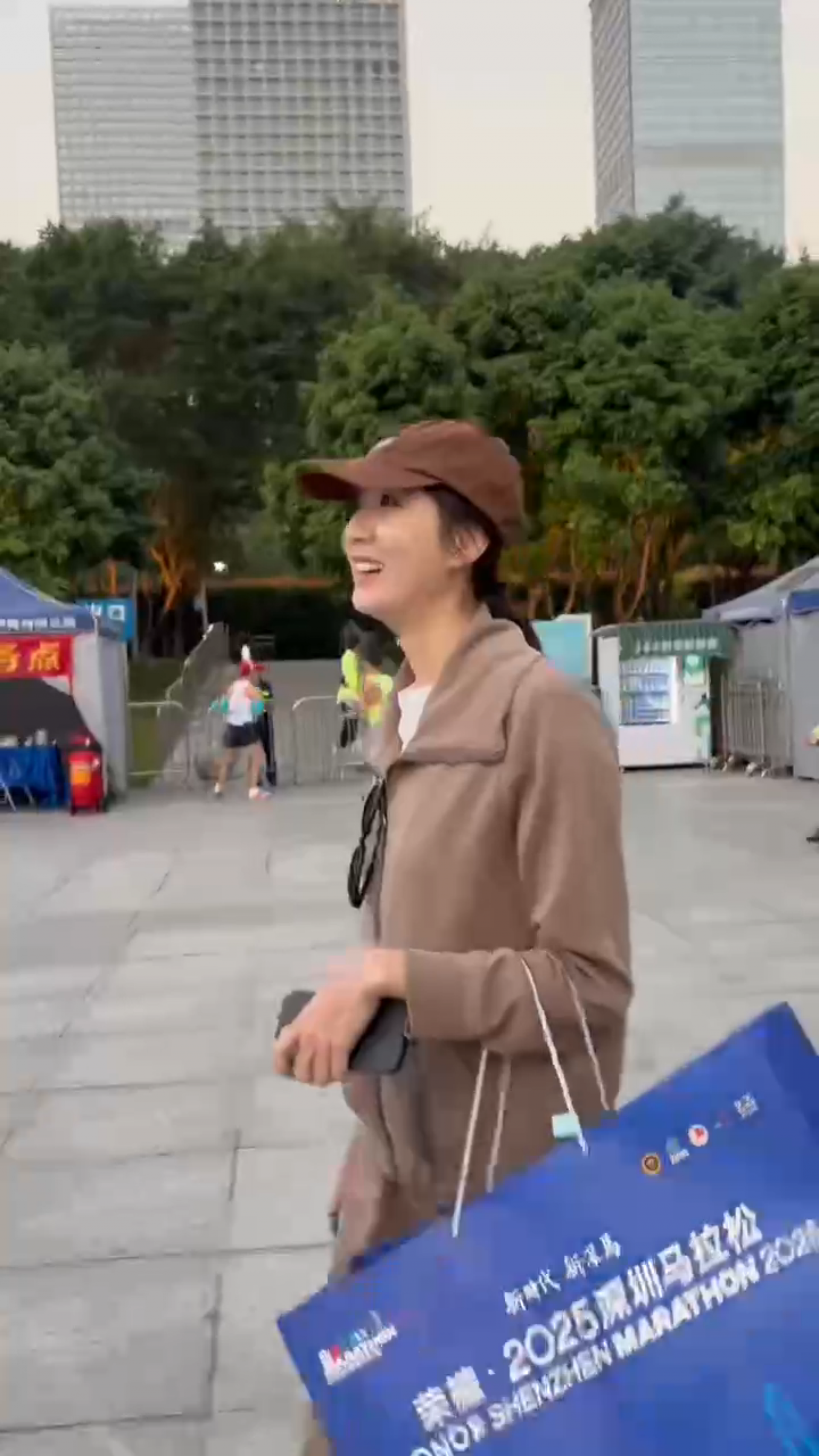 深圳花游“姐妹花”王柳懿、王芊懿惊喜亮相深马赛场，为跑者助力