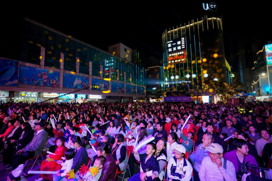 “人人人人你人人人人”！新东门这场喜剧狂欢盛宴刷屏