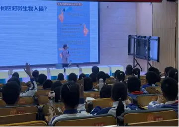 北大博士携显微镜进校园 公益科普课带学子探秘微生物