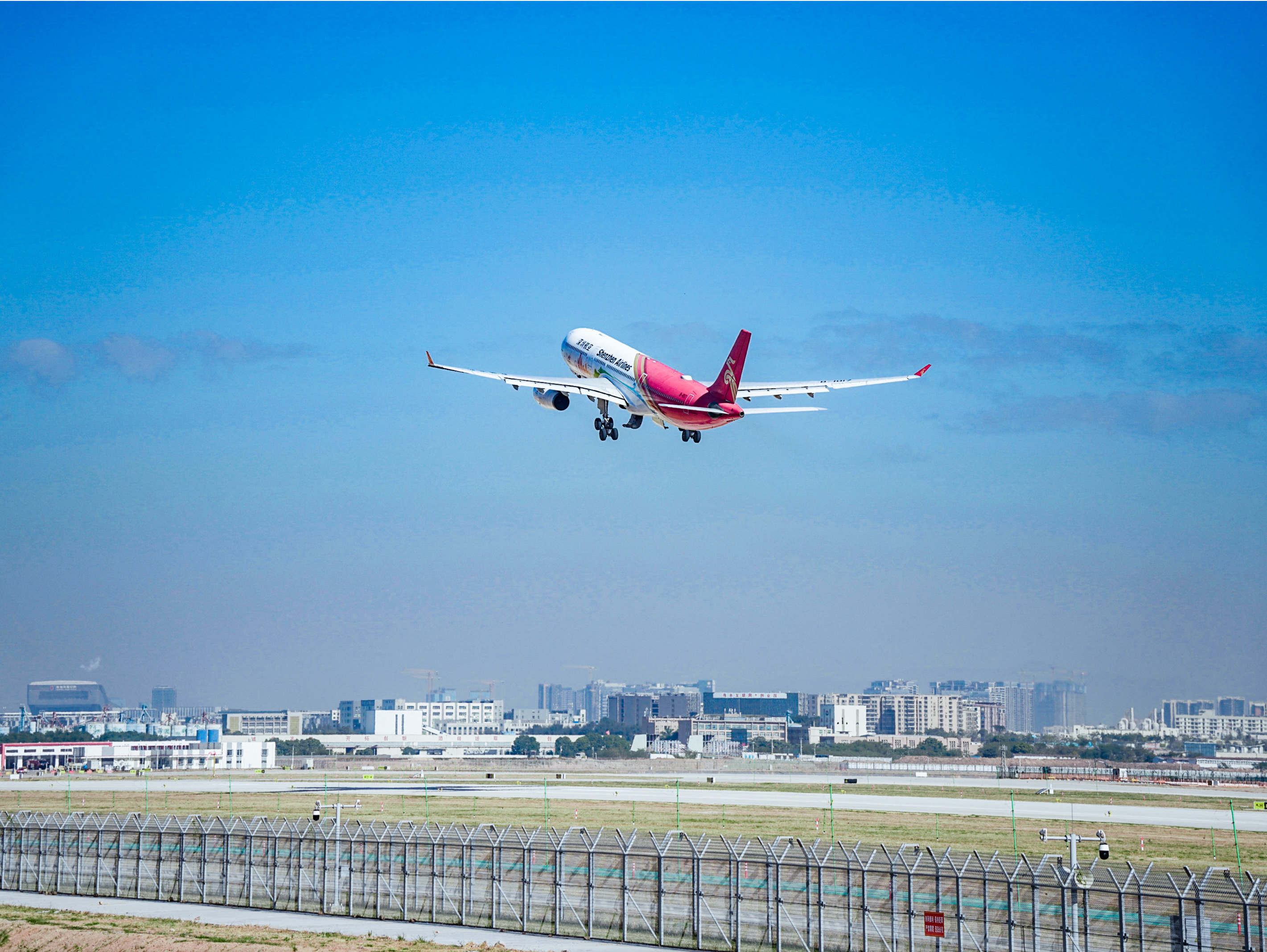 广深港机场“铁三角”集体发力 为大湾区装上世界级“飞翔引擎”