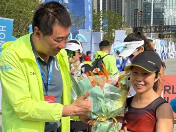 深马组委会为“关门跑者”献花:守护每一个坚持到最后的你