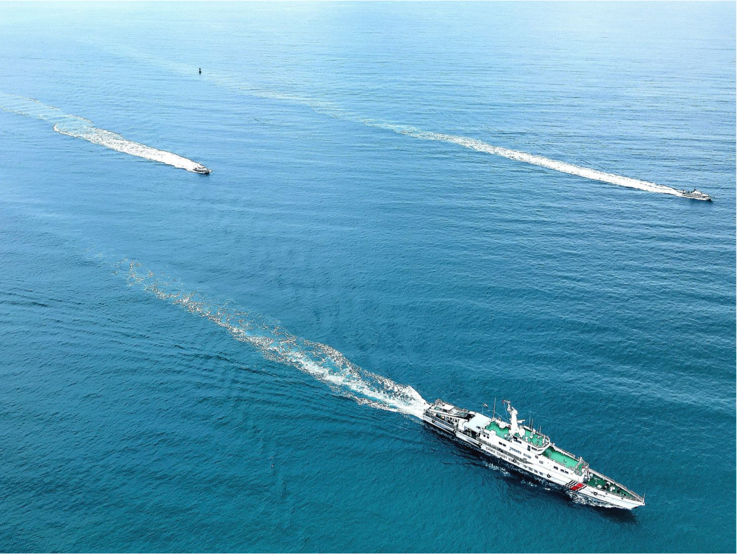 中国海警依法驱离日非法进入我钓鱼岛领海船只 