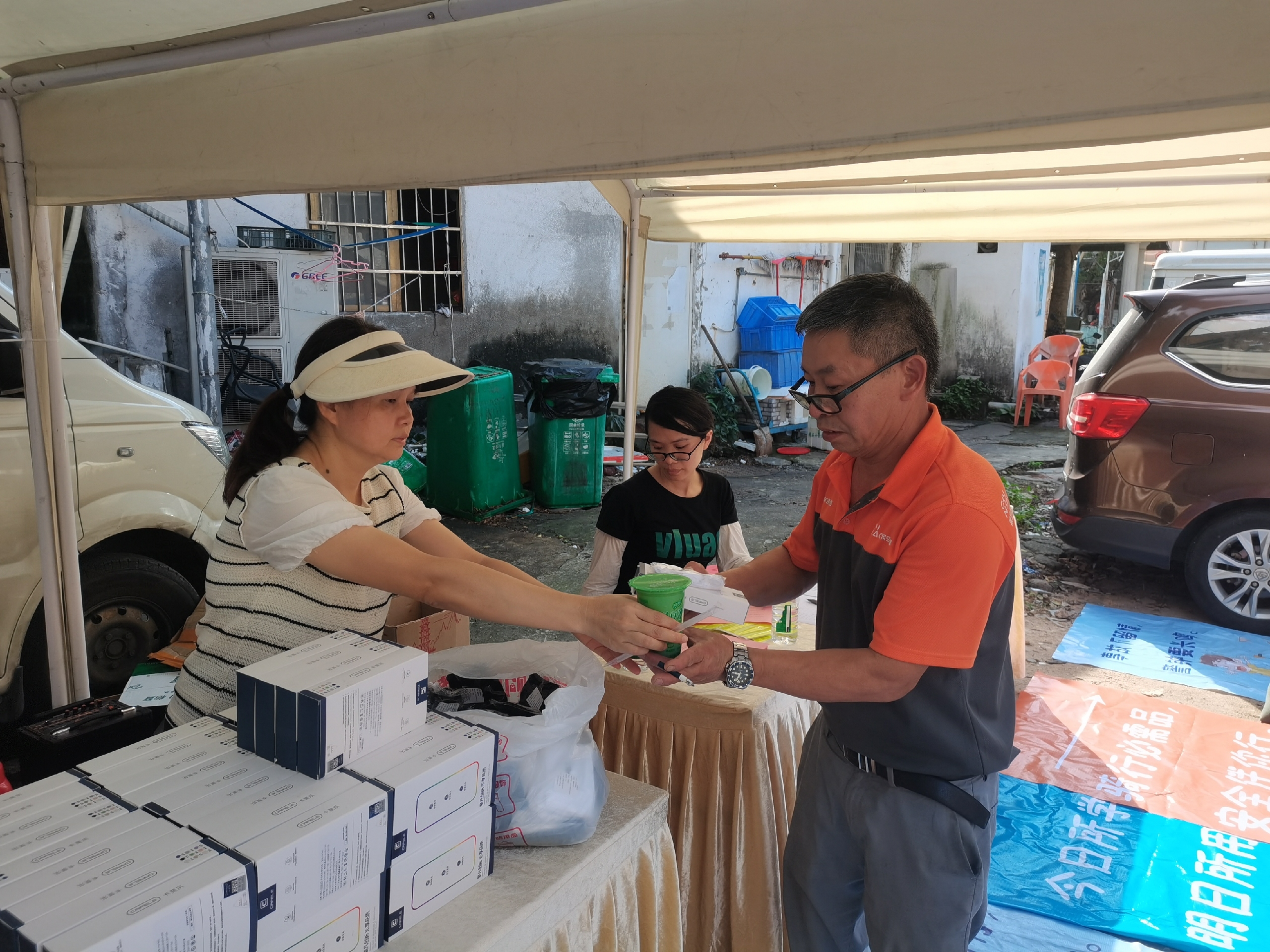 南山街道登良社区开展关爱快递员外卖骑手暖心行动