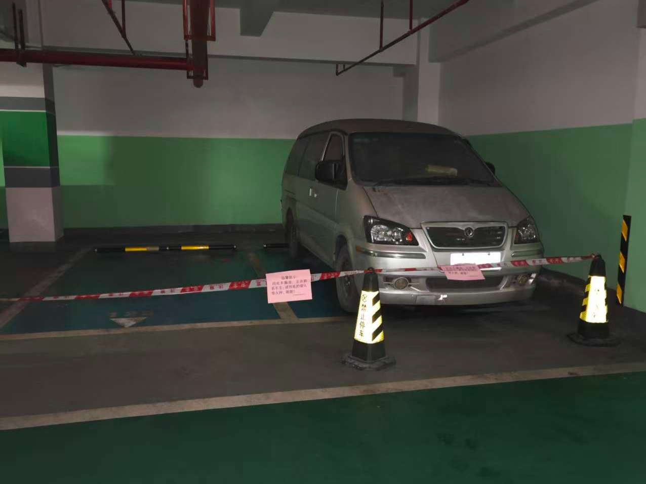 为漏油车检修、给脏污车清洁、停车费比车贵，停车场里的“僵尸车”愁坏了物业