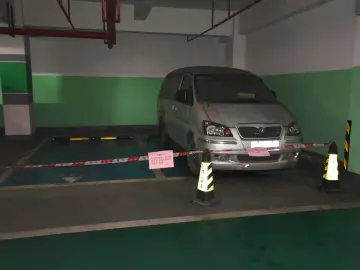 为漏油车检修、给脏污车清洁、停车费比车贵,停车场里的“僵尸车”愁坏了物业