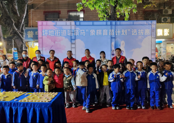 少年对弈展风采，大师献艺助传承！坪地街道象棋文化系列活动丰富居民生活