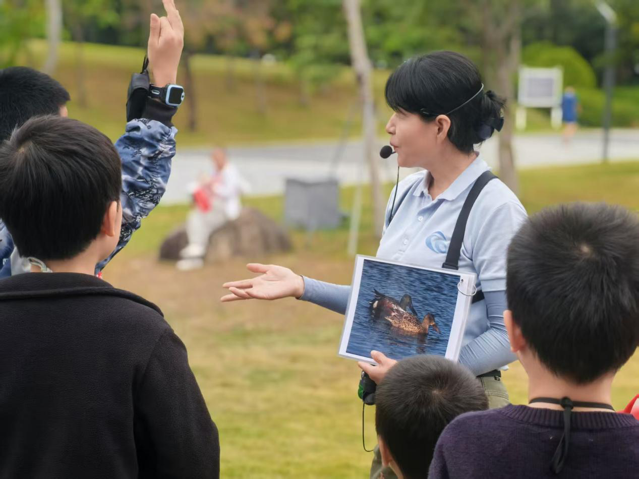 罗湖人民桥社区开展亲子生态守护活动 湿地观鸟深化环保教育​