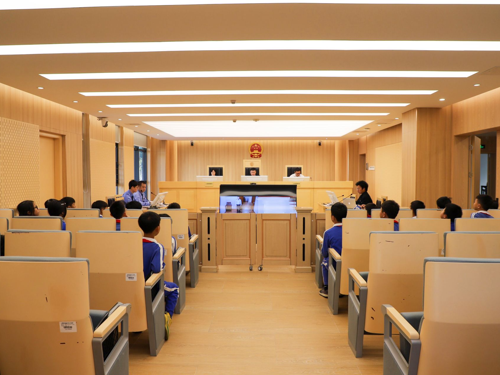 “请进来”零距离观摩 “走出去”面对面宣讲,深汕法院“宪法宣传周”护航青少年成长