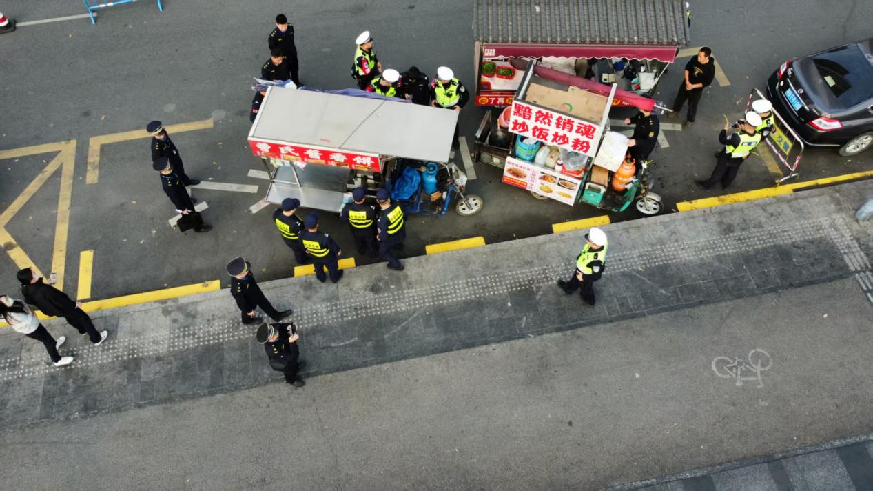守护市容交通双安全!平湖街道综合行政执法队联合辖区交警中队开展违规三轮车专项整治行动