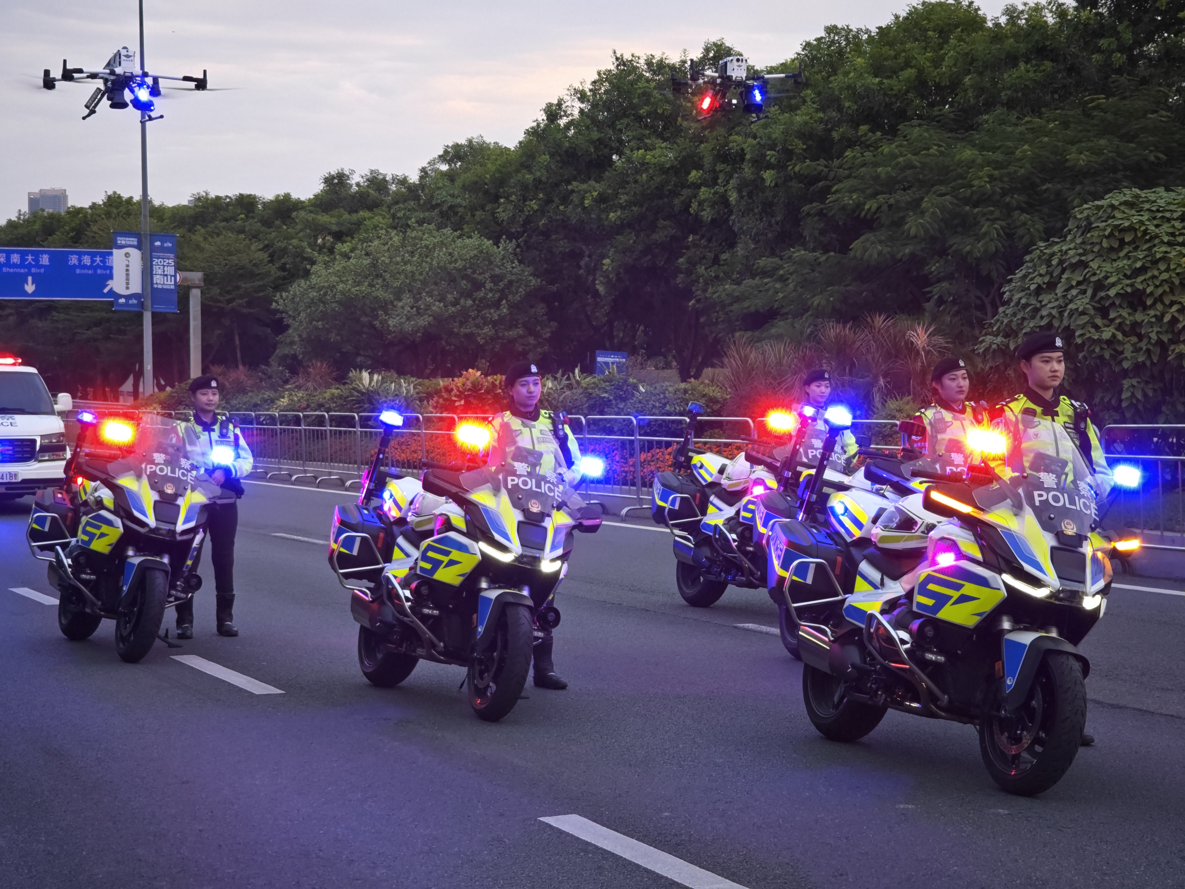 深圳空中交警护航“南山半马”