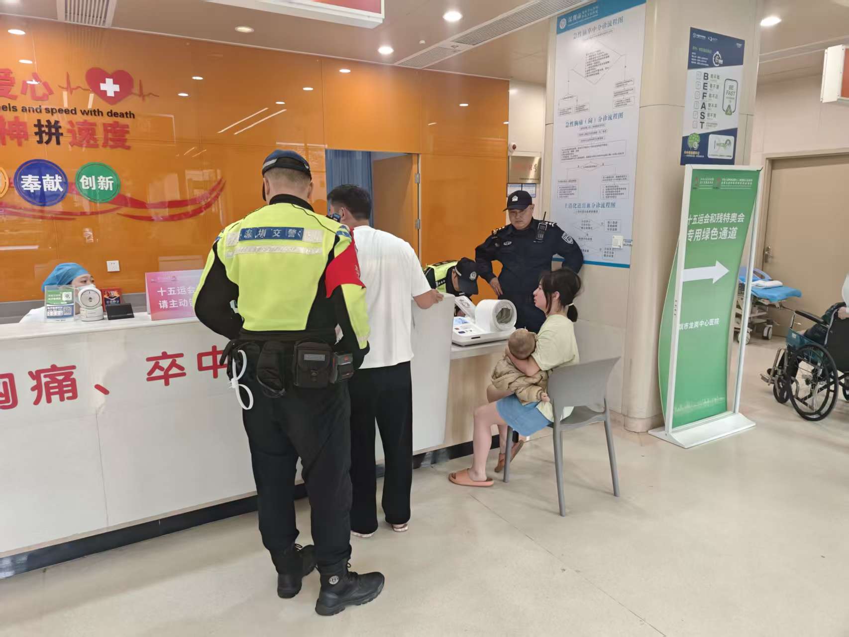 一岁男童突发抽搐 龙岗铁骑疾驰开道送医