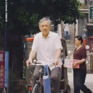 71岁成龙白发引热议