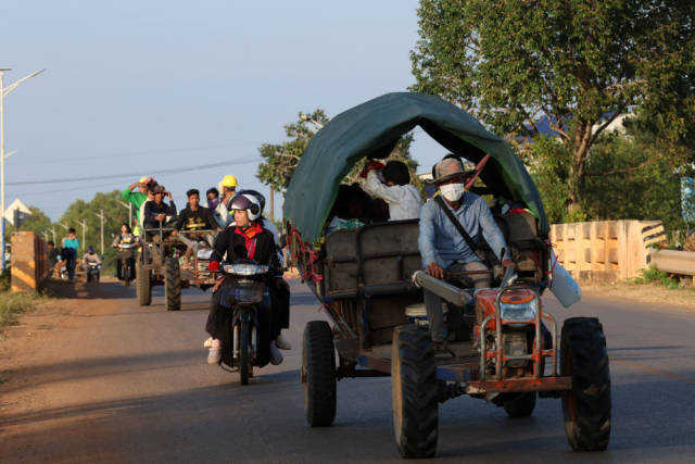 12月8日,离开家园的柬埔寨边境居民前往暹粒省避难。新华社/柬新社 12月8日,离开家园的柬埔寨边境居民前往暹粒省避难。新华社/柬新社