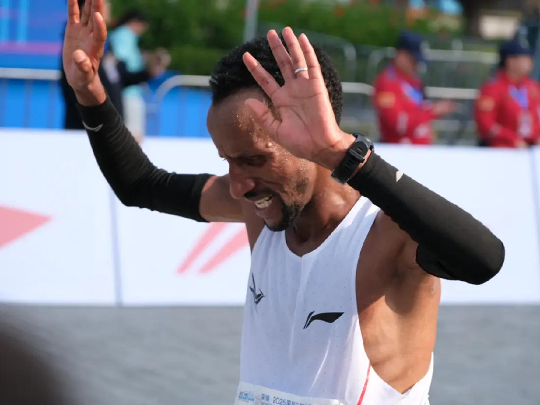 深马冲线！埃塞俄比亚选手获男女子第一，中国高鹏进男子前三