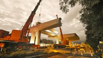 深圳外环高速三期进入桥梁施工阶段，350吨吊车“双机抬吊”完成首片预制箱梁架设