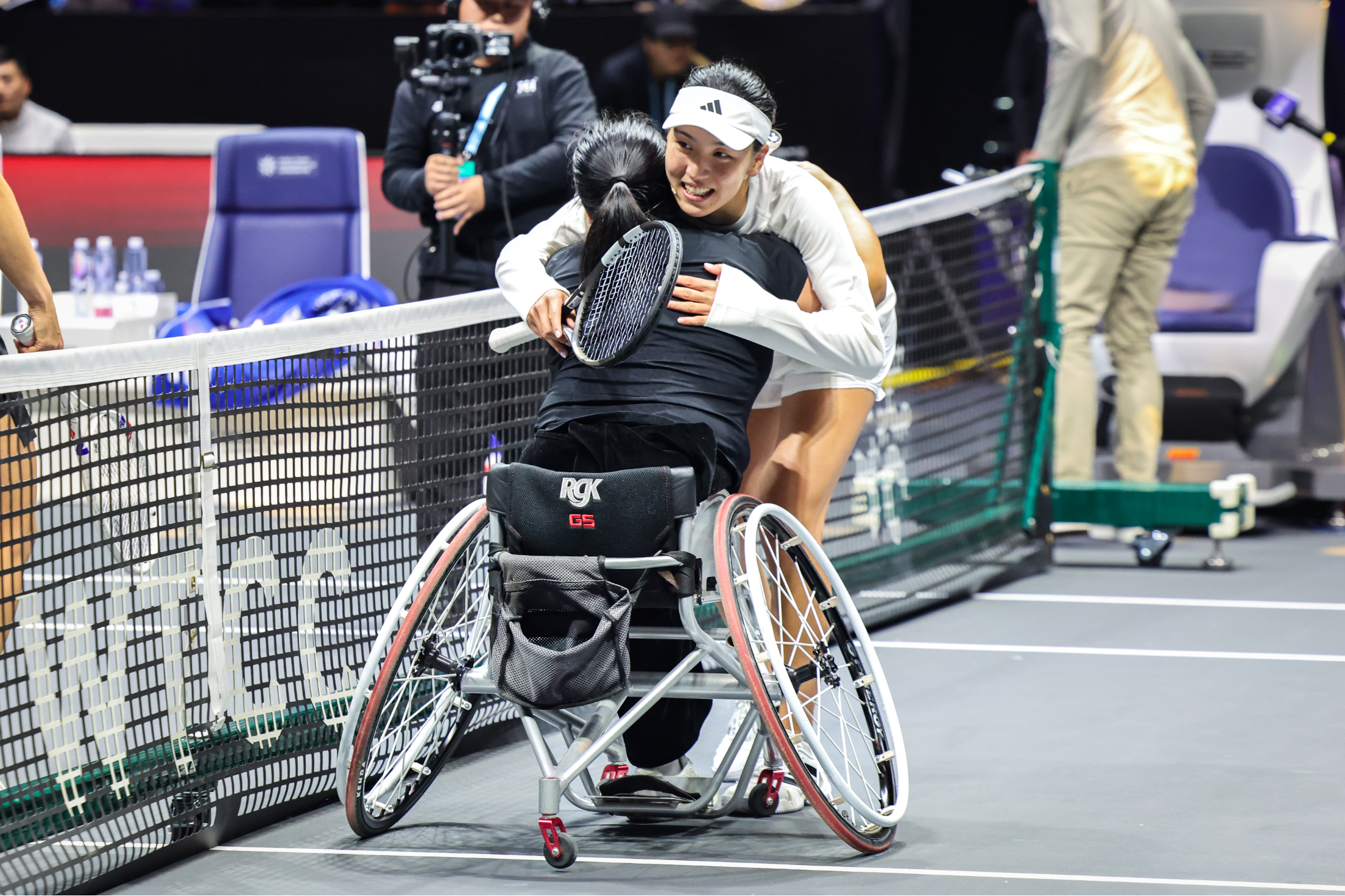 王欣瑜、斯瓦泰克搭档轮椅选手!WTCC这场比赛很暖心