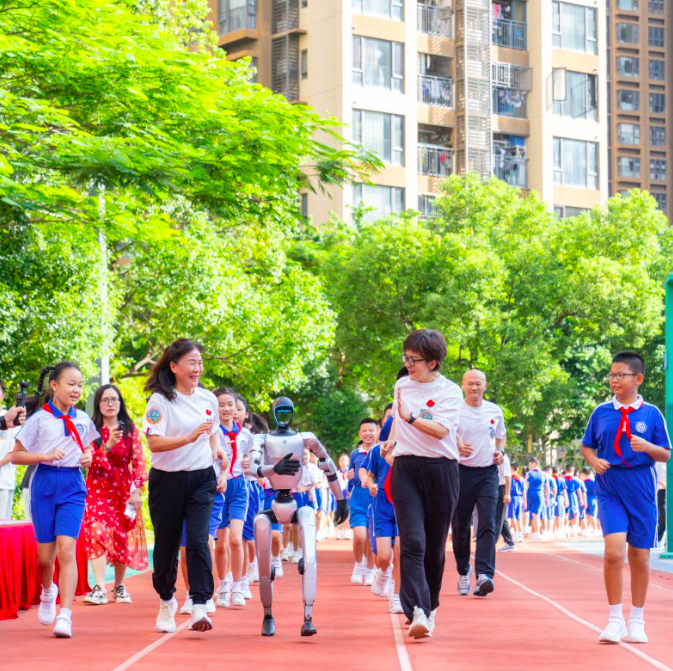 和机器人“同学”一起跑！麓城开学先RUN一步！