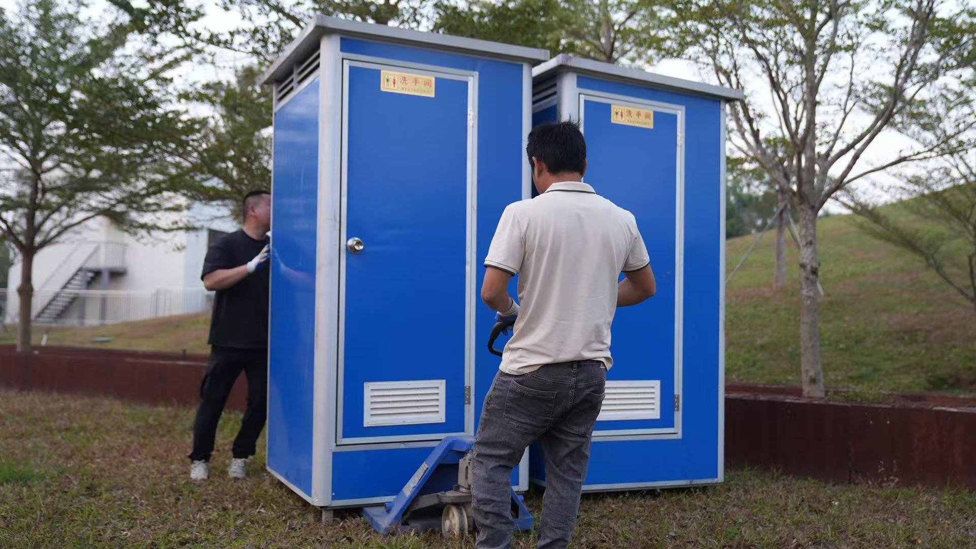 听劝!九围湖公园增设临时公厕 缓解游客“如厕难”