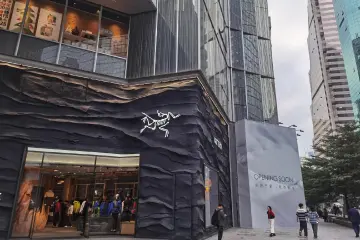 门店不冷，财报更“热”！记者实探始祖鸟深圳门店