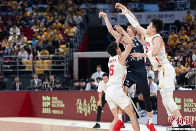 程帅澎和张镇麟在世预赛中韩首场对决中封堵李贤重。中新网记者 刘星晨 摄