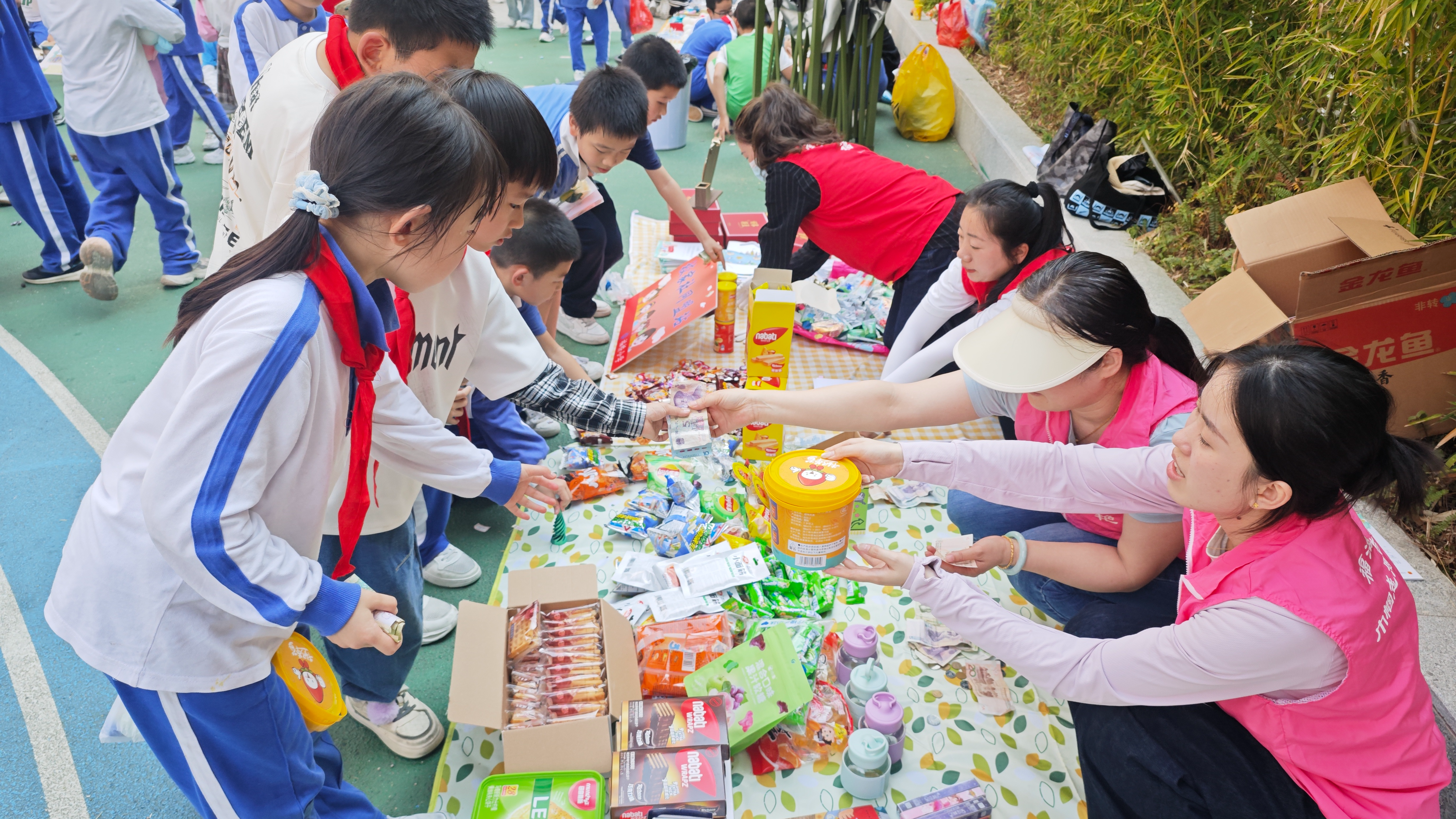 家校社携手献爱心！福海新田社区开展爱心义卖活动