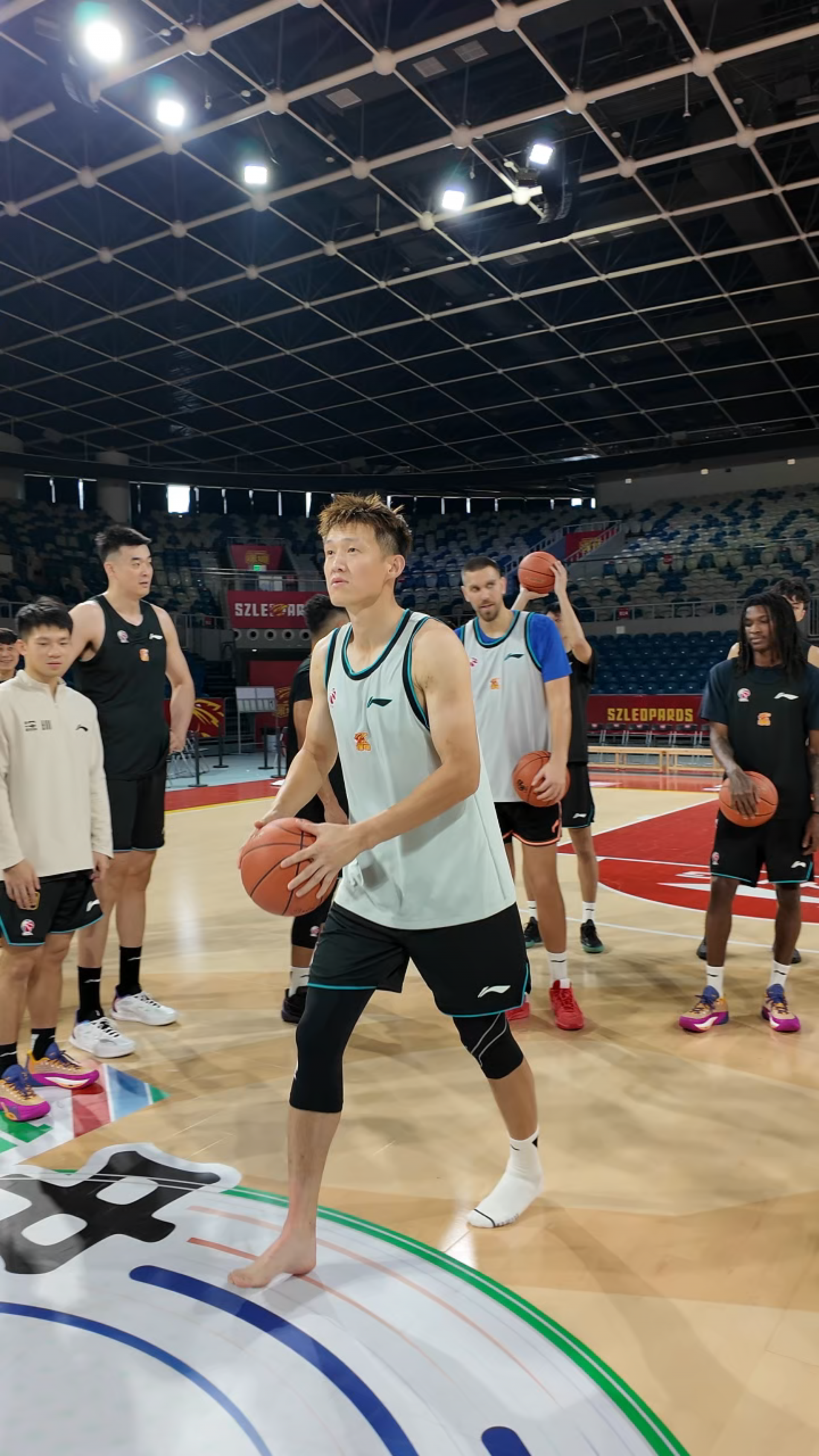 深圳男篮迎新赛季首战！读特记者探班幕后