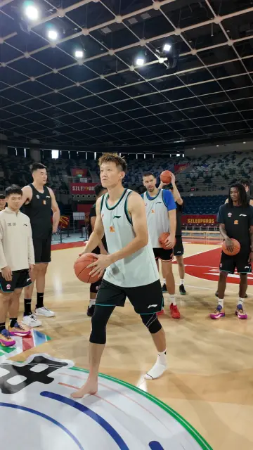 深圳男篮迎新赛季首战！读特记者探班幕后