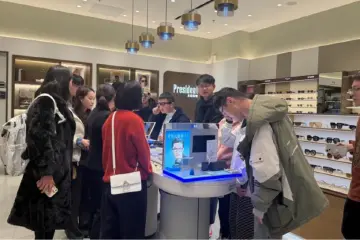 夸克AI眼镜二手溢价飙到5000元,天猫官方客服称正紧急备货