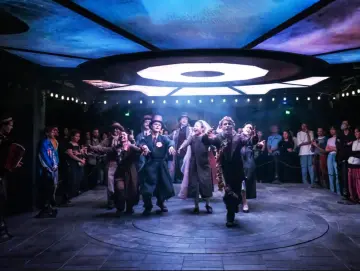 “打工人”解压特调：明华轮《交易人生》邀你登船入戏