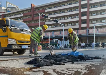 路面下沉数月致驾车经过“咕咚”作响,交通部门应急修复