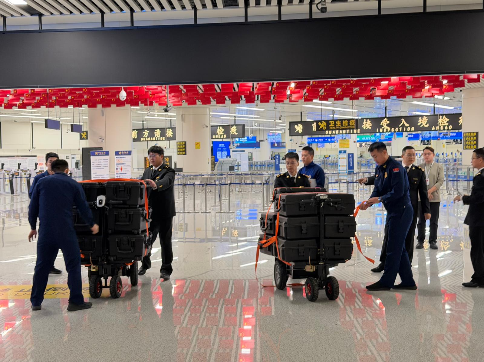 广东消防支援10架无人机助力香港救灾 科技与温情并重