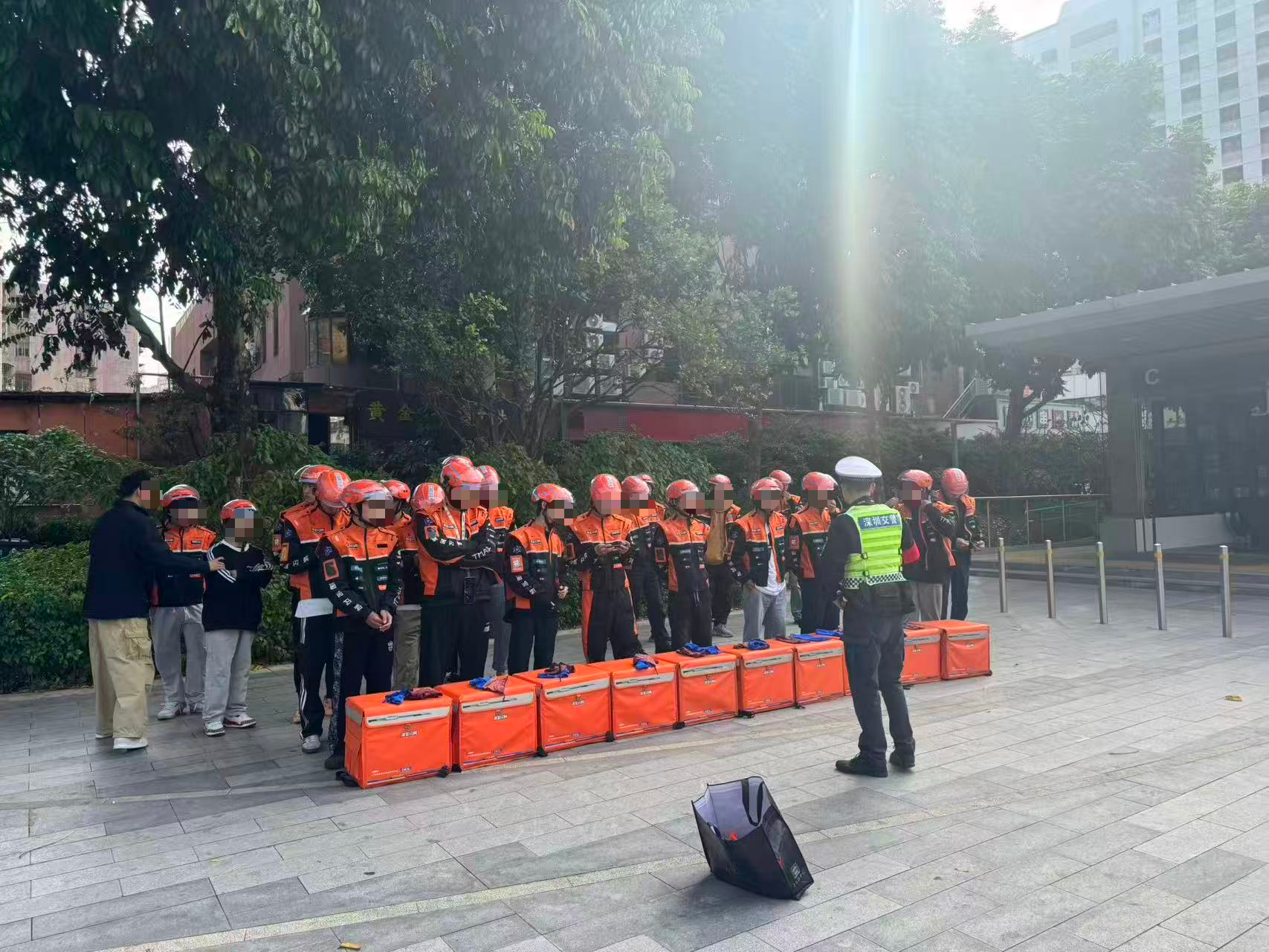 罗湖交警开展外卖骑手交通安全宣传 筑牢冬季配送安全防线