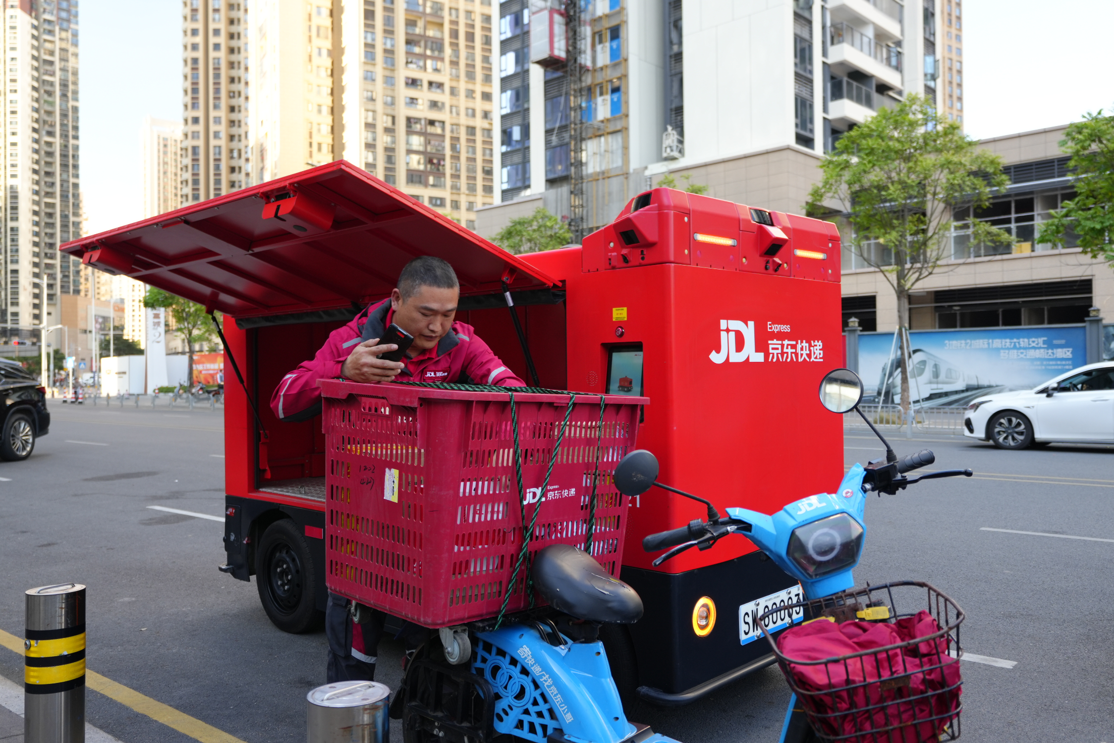 智狼分拣、“人机CP”送达，深圳市民签收今年第1800亿件快递