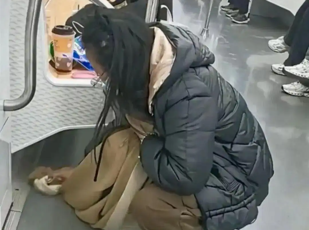 读特快评｜地铁乘客围巾擦奶茶，为何引发全网点赞？