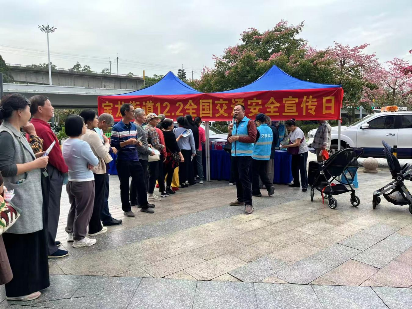 安全知识直达家门！龙岗区宝龙街道开展“122”交通安全日宣传活动