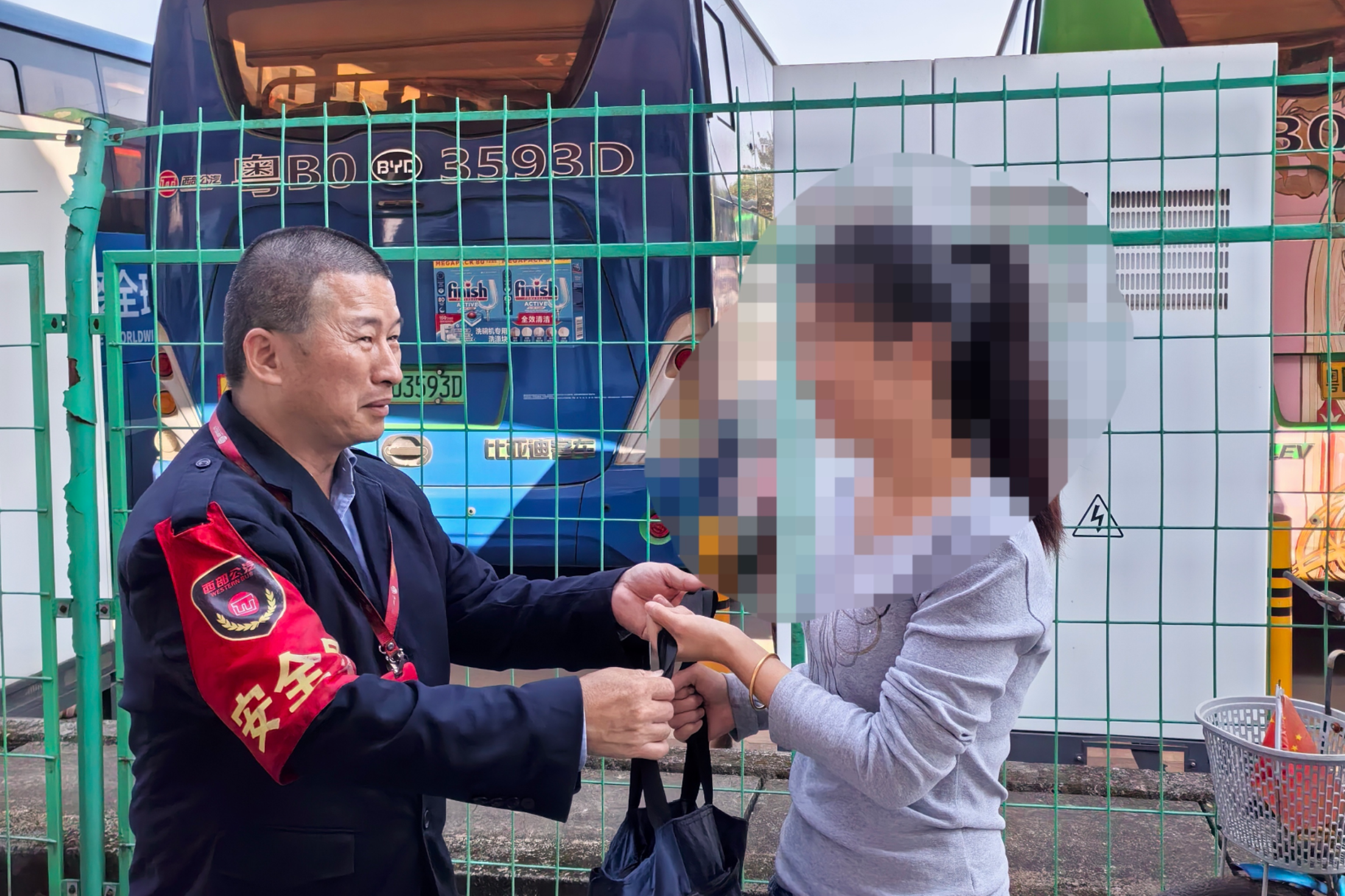 乘客包包遗落车内，公交师傅火速归还