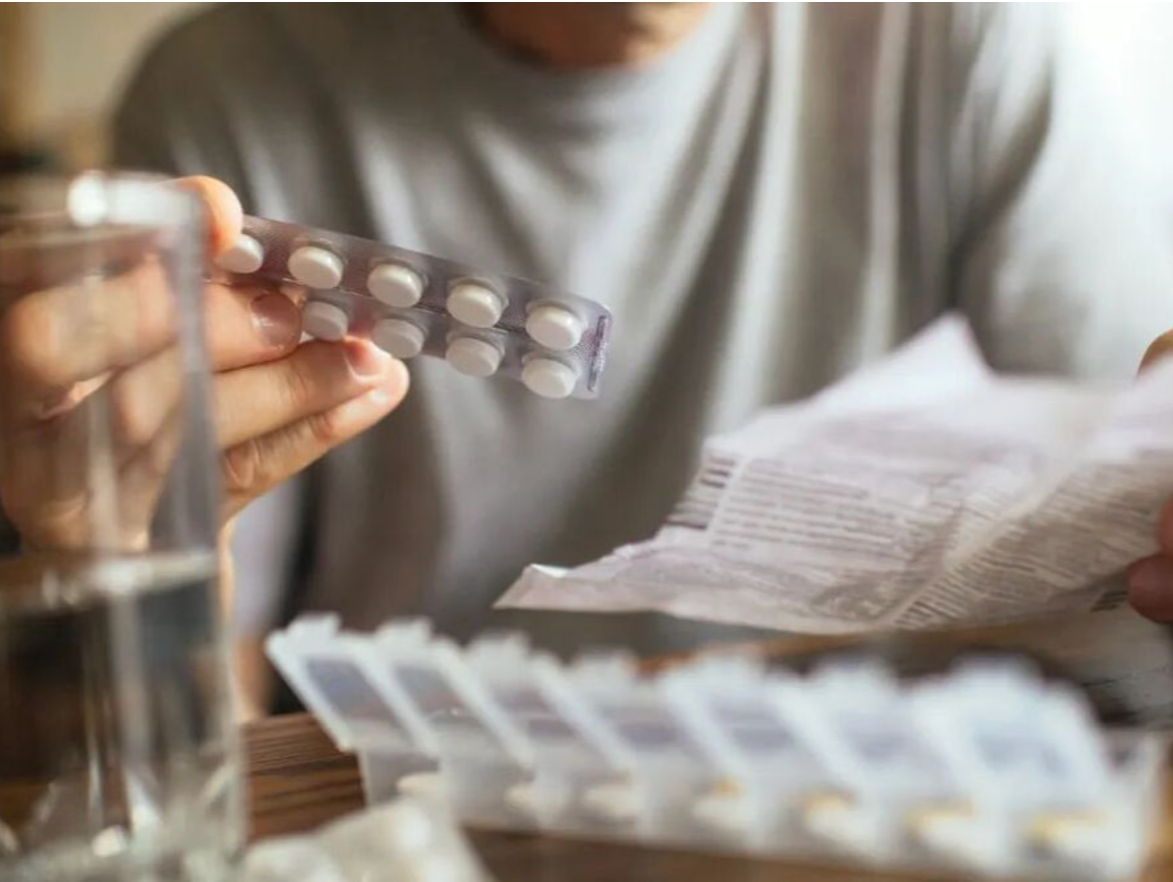 读特快评｜一粒米能遮六个字，药品说明书该告别“微缩时代”了