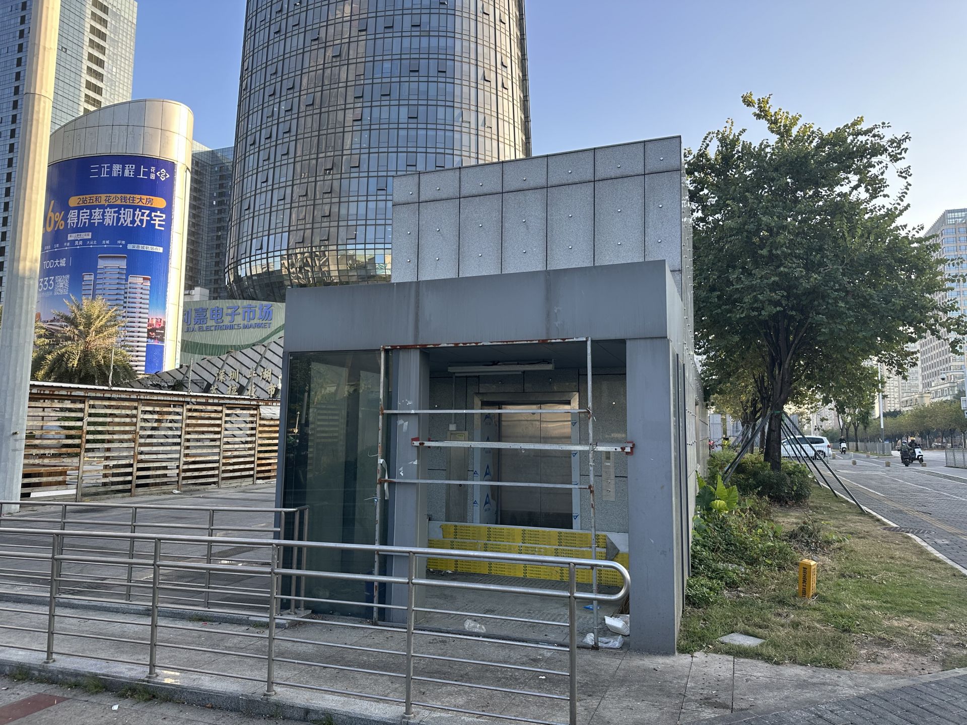 深圳龙岗一地铁站垂直电梯长期闲置，最新回应：地下还没建造