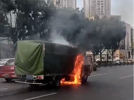 广州一路段货车起火，官方通报